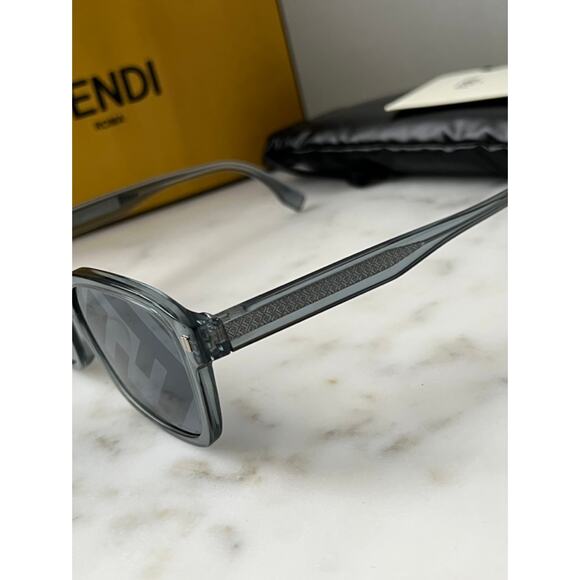 NEW Fendi FE40025F Blue Mirror Logo Lens Unisex Sunglasses - Picture 5 of 8